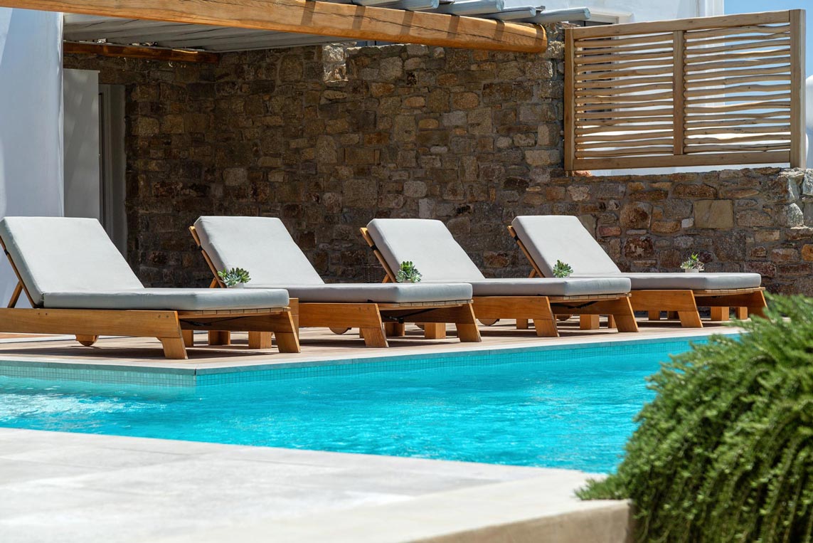 11_Sun-deck-by-the-pool