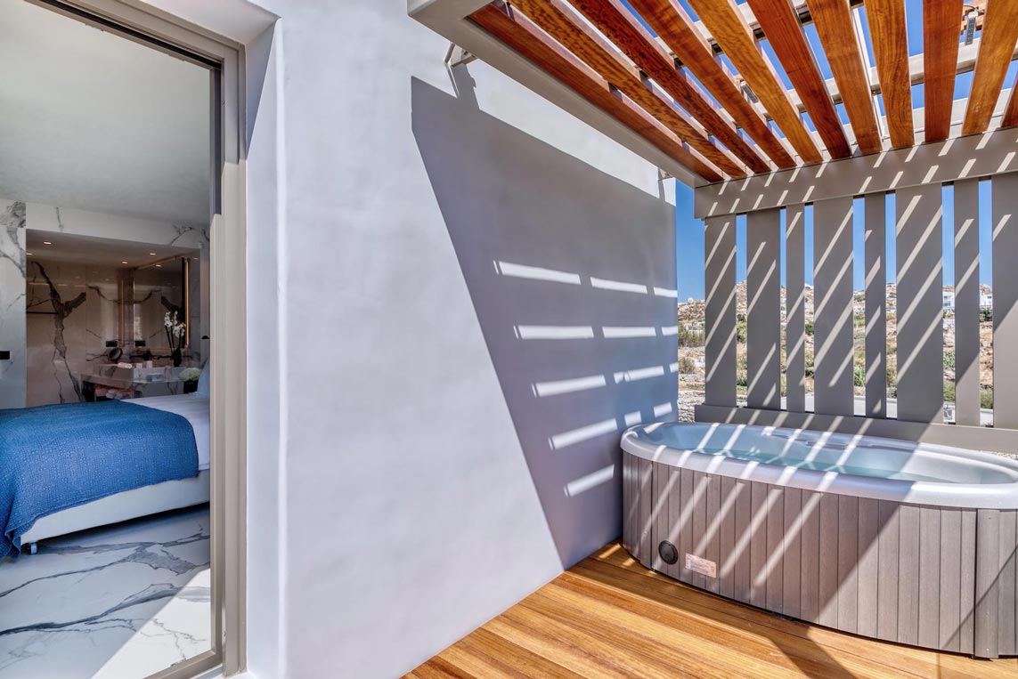 16-Villa-tranquil-Master-bedroom-2-balcony-with-private-outdoor-hot-tub_nw