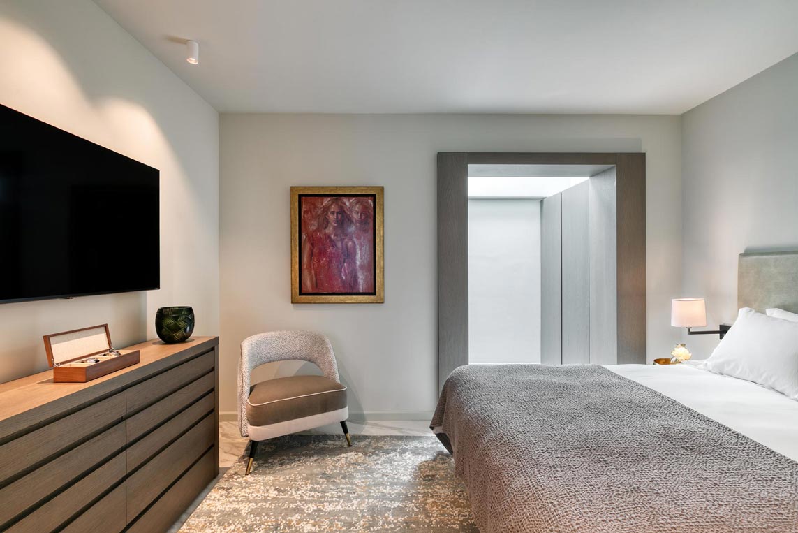 16A-Villa-tranquil-Deluxe-Double-Bedroom-1-with-ensuite-open-plan-bathroom_nw