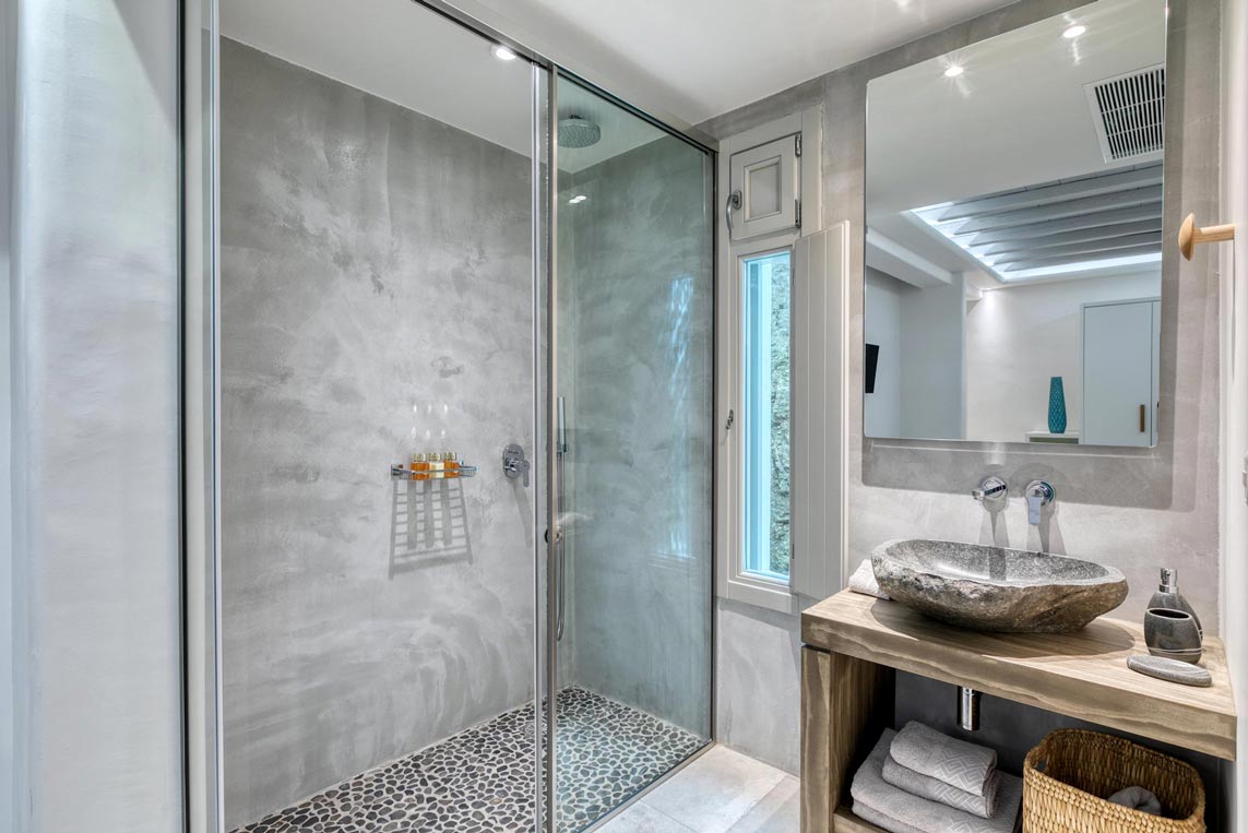 32-M-THREE-Villa-ensuite-bathroom_twin-bedroom