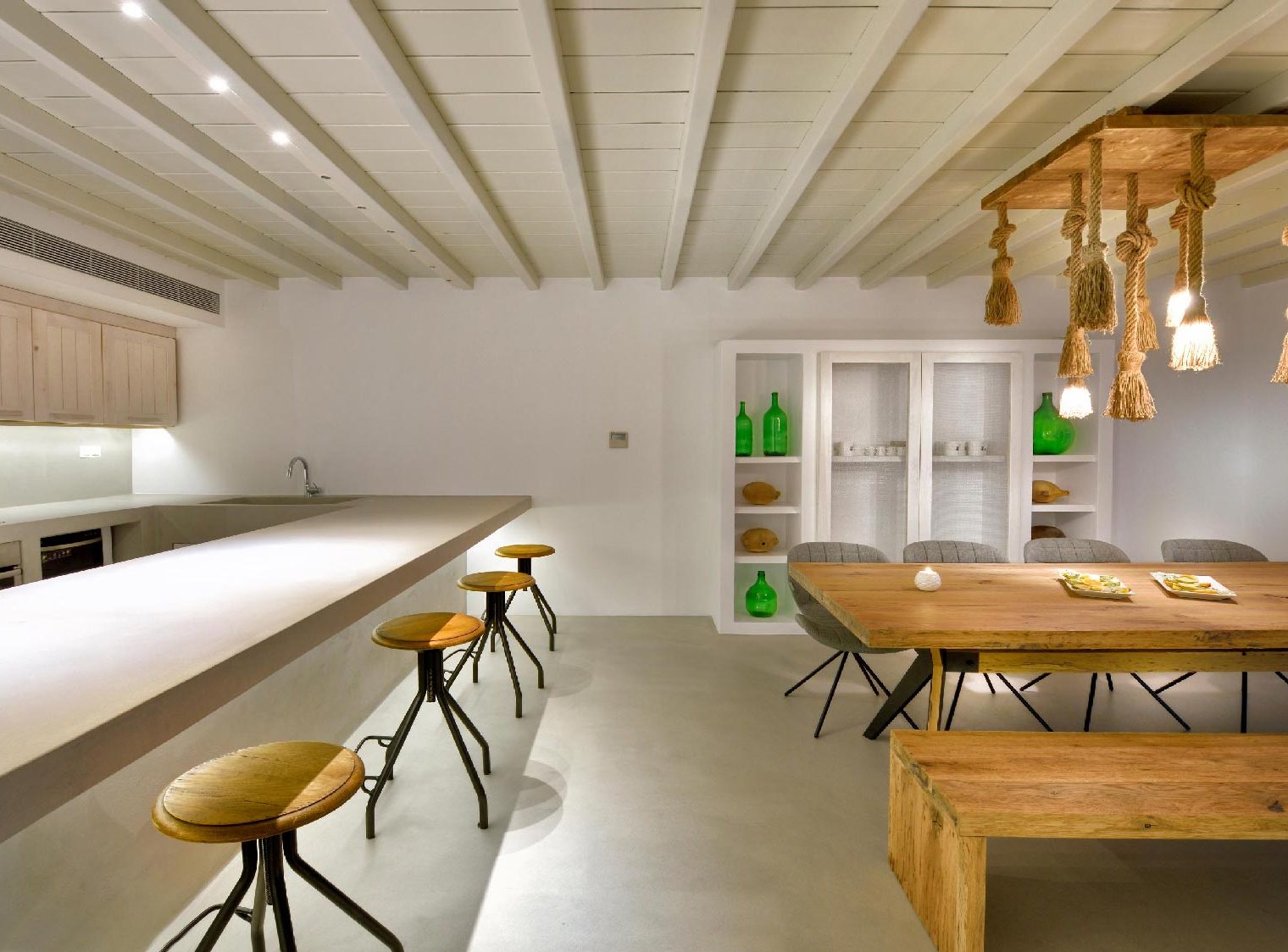 Villa-Moonstone-kitchen-bar-dinning-table