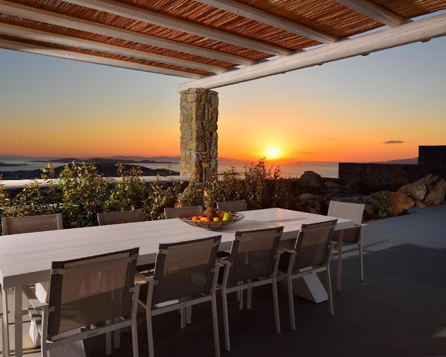 Villa-Moonstone-outdoors-dinning-area