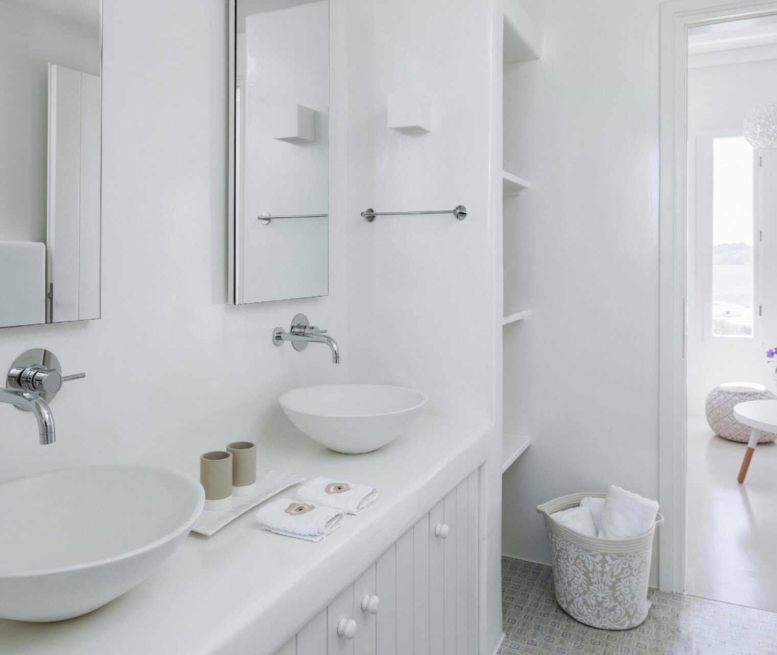 V1.25-beautiful-greek-island-bathrooms-in-luxury-villa-paros