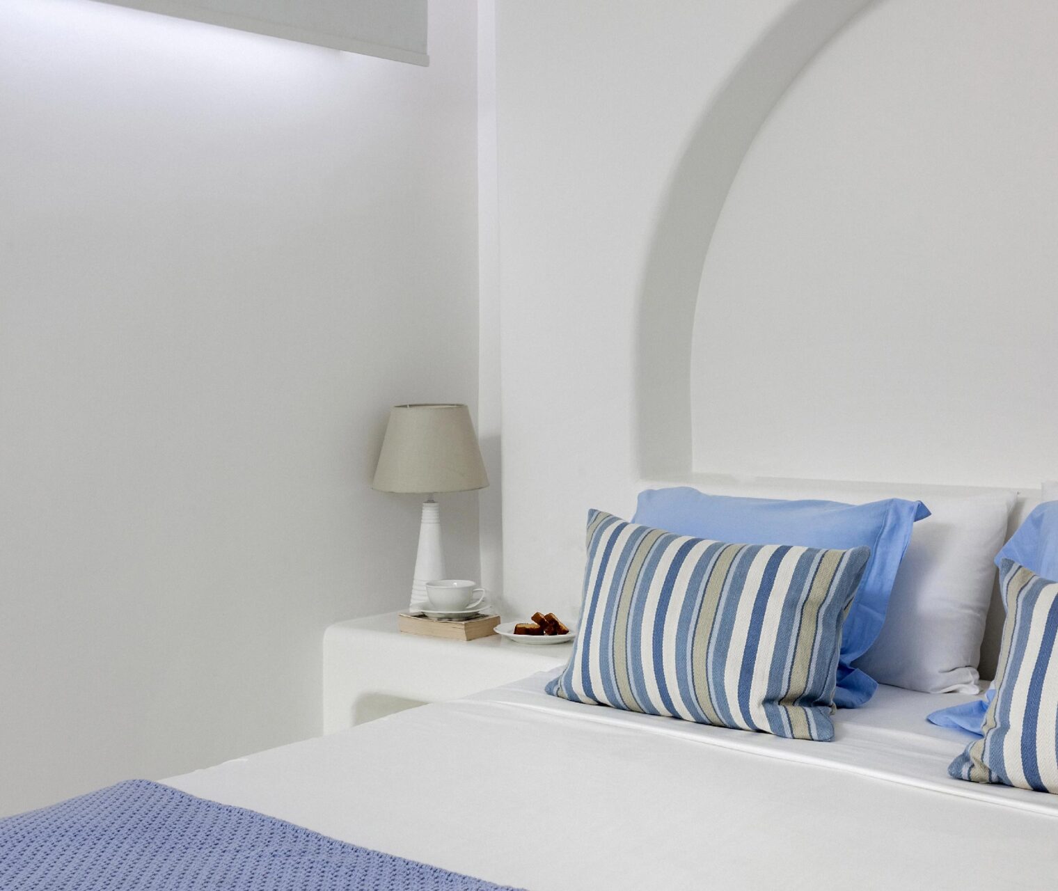 V1.30-blue-and-white-bedroom-in-greek-island-luxury-villa,-paros